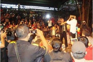 Capres Jokowi saat berkunjung ke Saung Udjo Bandung.